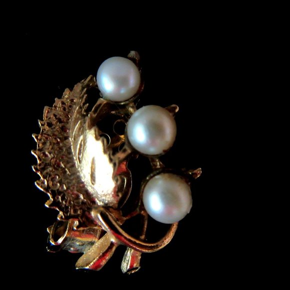 Faux pearl & gold leaves clip on vintage earrings - wedding - formalwear - 1960s - Picture 3 of 5